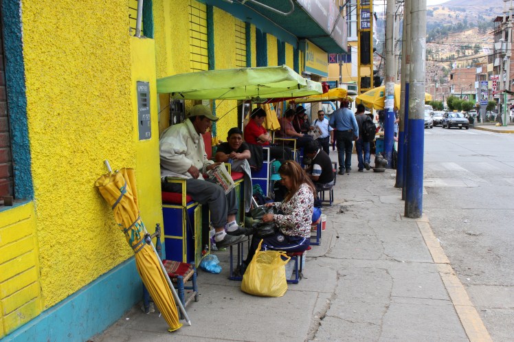 Des cireurs de chaussures
