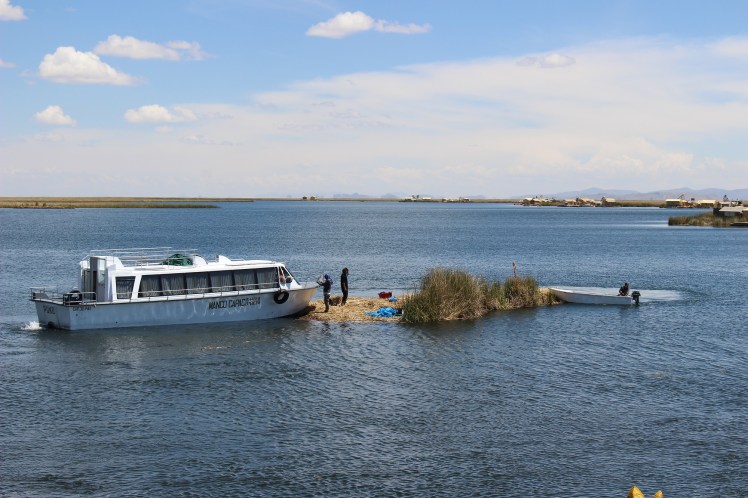 Locaux en train de déplacer un bout d'île en bateau