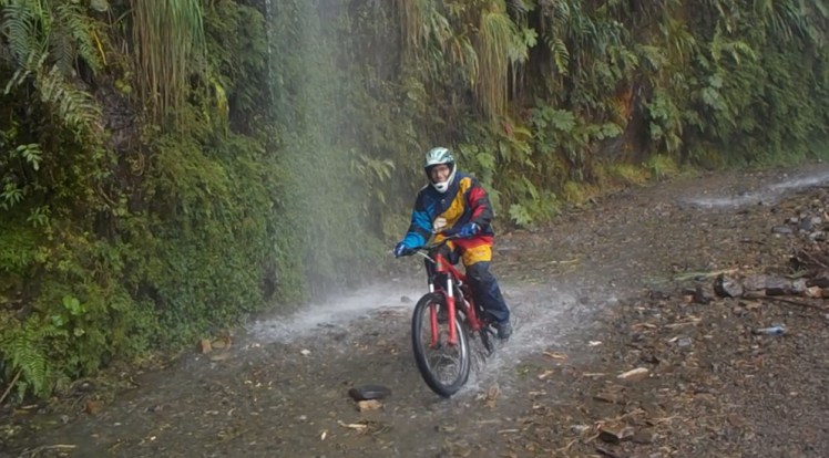 Passage de Flavien sous la cascade