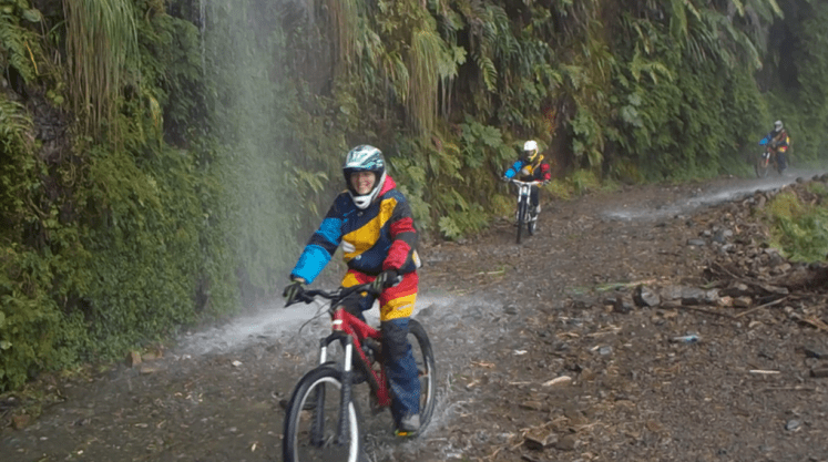 Passage de Steph sous la cascade