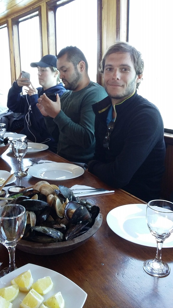 Dégustation des fruits de mer pendant la sortie bateau