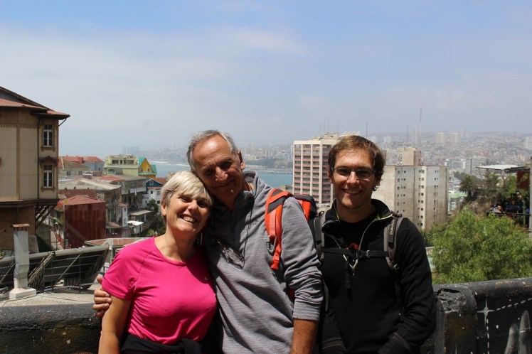 Flavien et ses parents à côté de l'ascensor Victoria