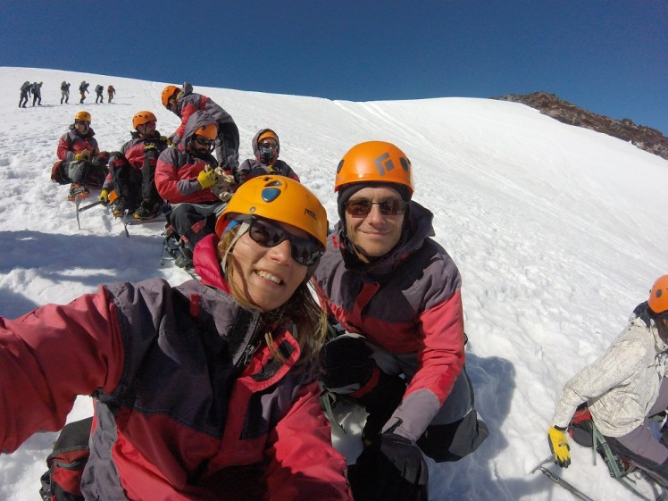 Pause pendant l'ascension du volcan