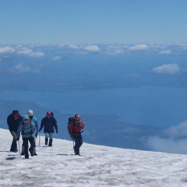 Grimpeurs sur le point d'arriver devant le cratère
