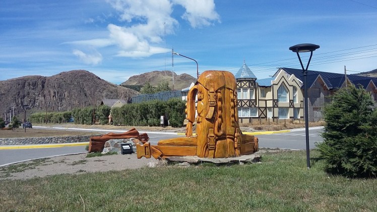 Sculpture à El Chaltén - un sac de rando en bois